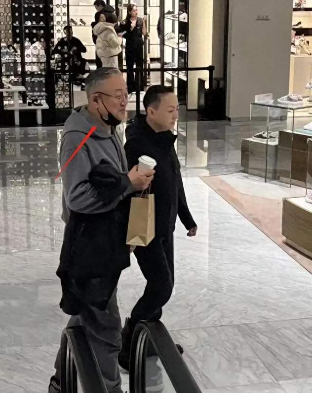 66岁宋丹丹和老公跟朋友聚餐，打扮时尚皮肤好白，临走挨个拥抱