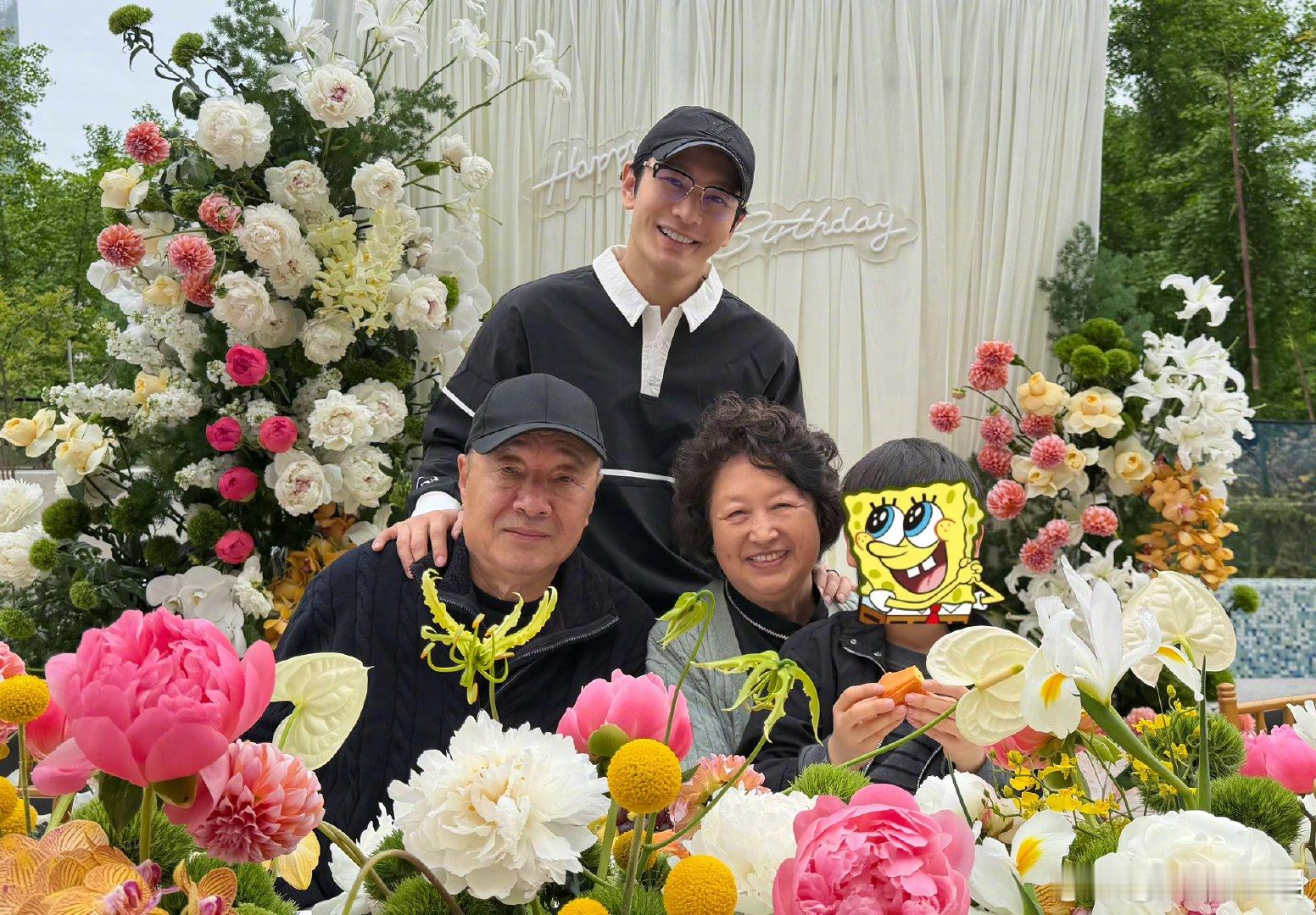 黄晓明晒照为妈妈庆生黄晓明晒全家福为妈妈庆生 黄晓明晒全家福为妈妈庆生，小海绵紧