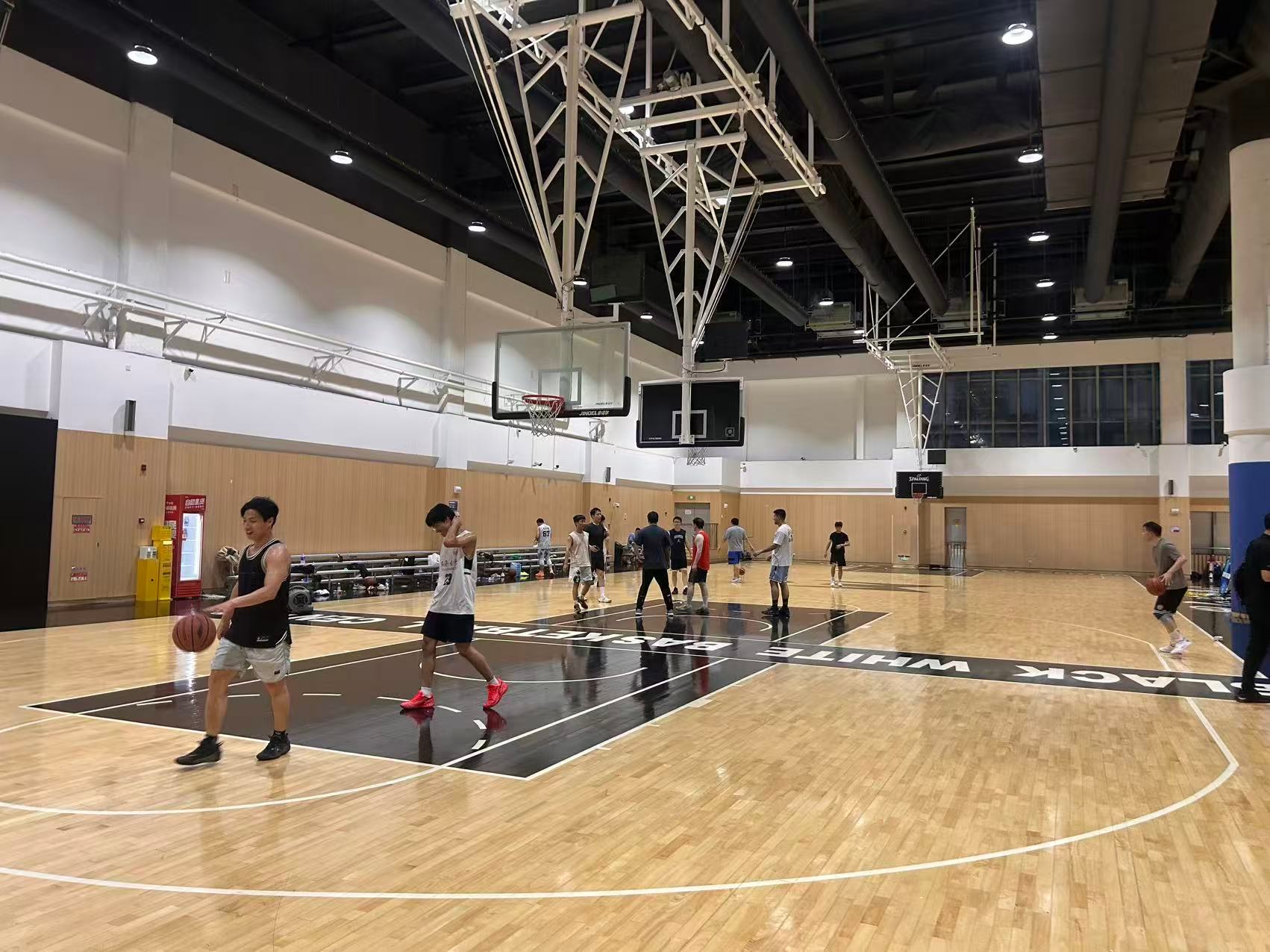自从打了网球之后，估计快有大半年没打篮球了…