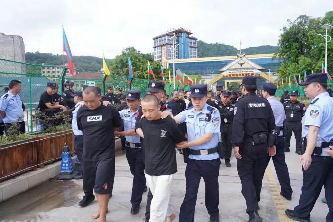 6月4日-2佤联军向中国移交62名被解救人员和1名涉毒犯罪嫌疑人        