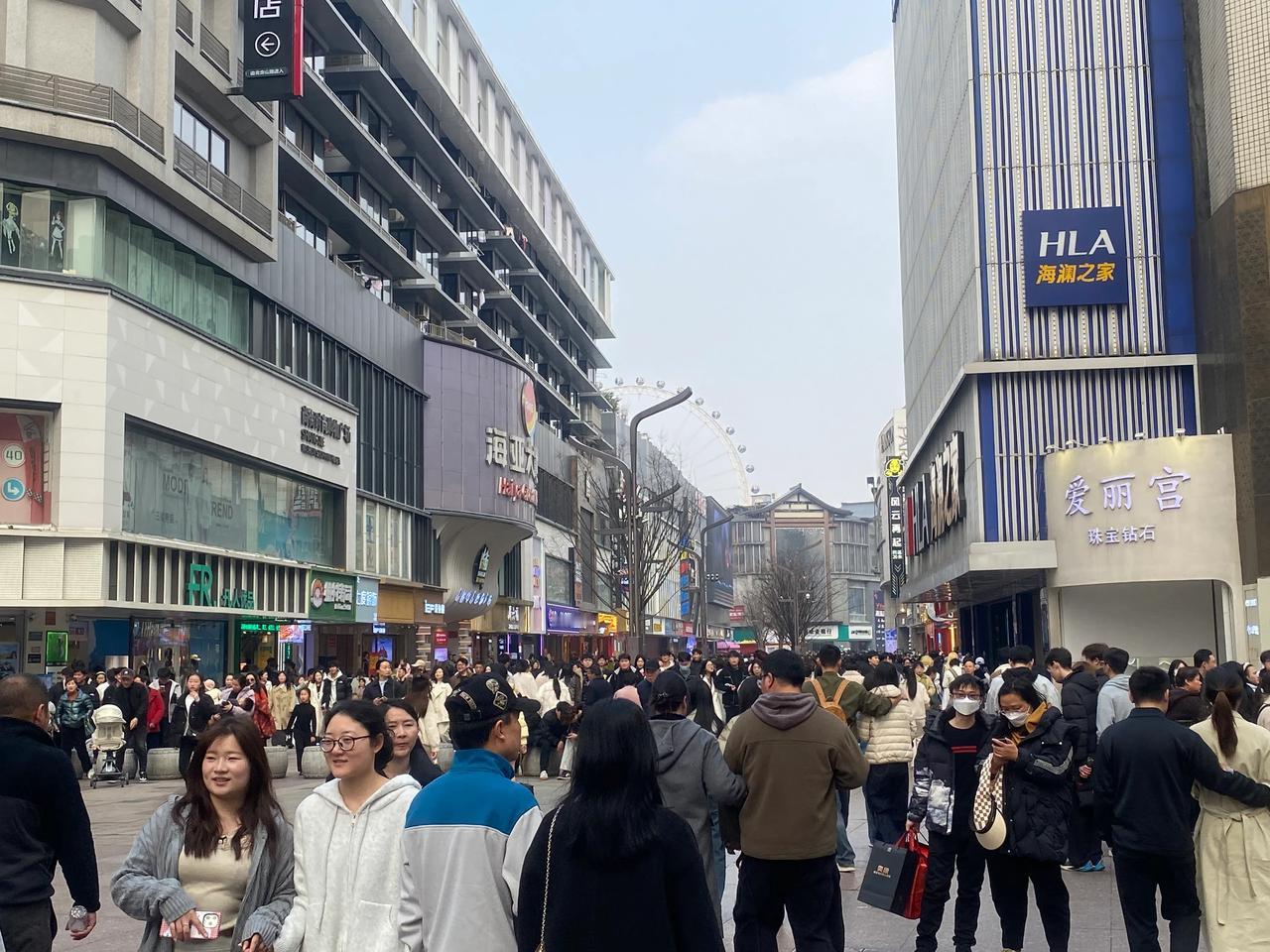 今天天气晴朗，温度舒适
恰巧遇到，周六，是3.8妇女节
合肥的淮河路步行街的客流