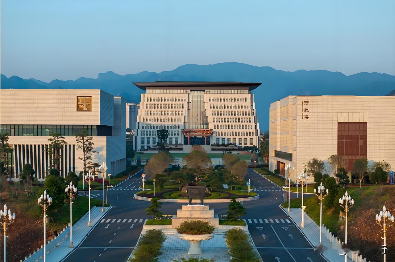 从“高分=铁饭碗”到“实干=真本事”，福耀科技大学撕开了一个好口子。

今年高考