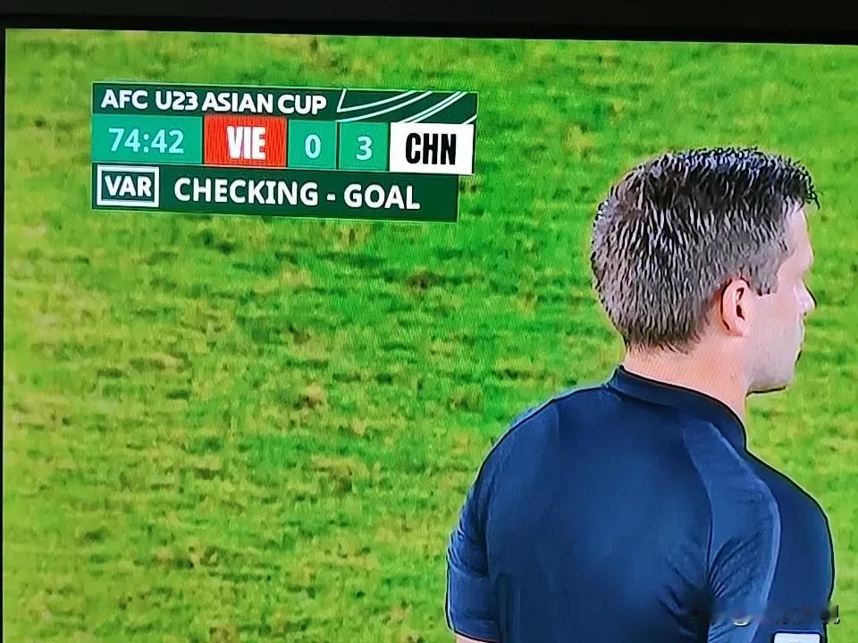 越南队崩溃了！中国对越南半决赛比赛结束了。
        中国队继续保持球门不