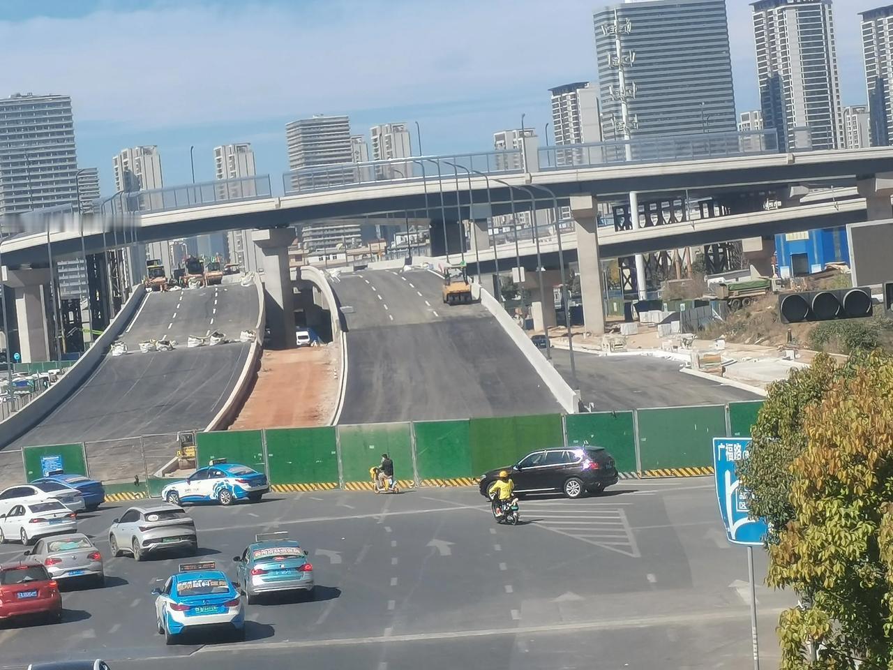 经常走这条路的，真心的希望赶紧修通，昨天下午路过，看到立交桥上的路为灯都装了，泥