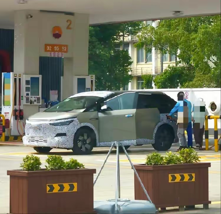 小鹏“鲲”超级增程，可实现纯电续航430km，综合续航1400km。配备5C超充
