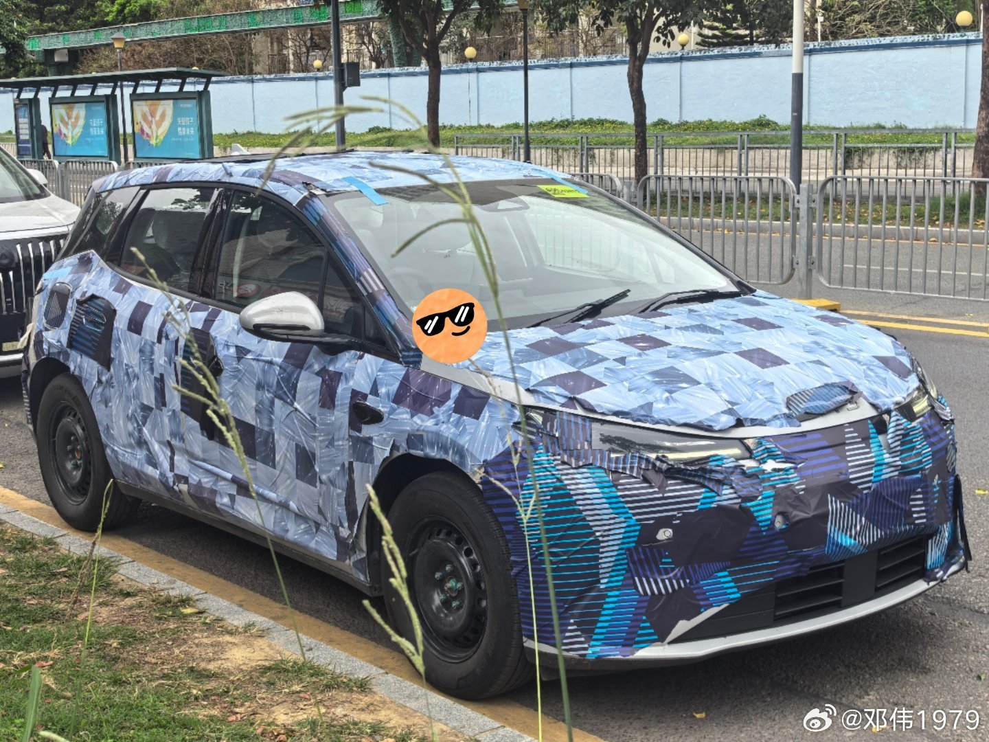 发现一辆小车，右驮 比亚迪