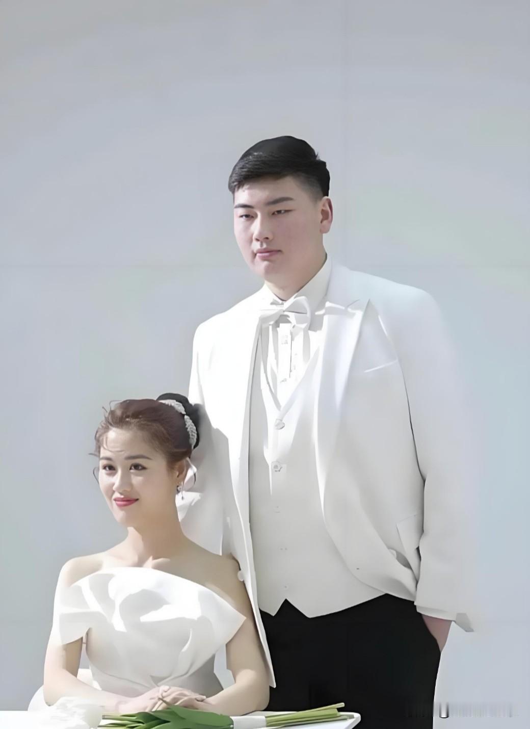 大衣哥聊儿子再婚，吃过一次亏，选人时真的怕了！
提起儿子朱小伟的第二段婚姻，大衣