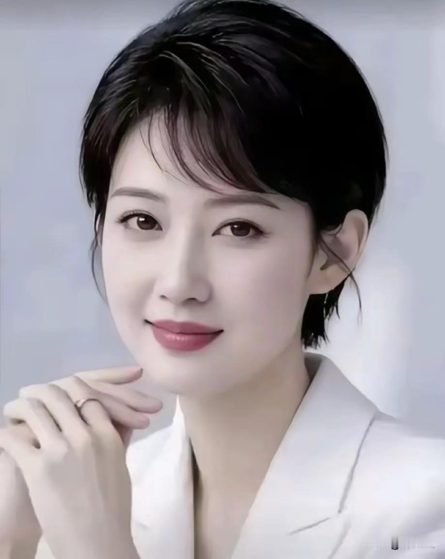 粗缯大布裹生涯，
腹有诗书气自华。
智慧美貌不可缺，
气质修养更重要。