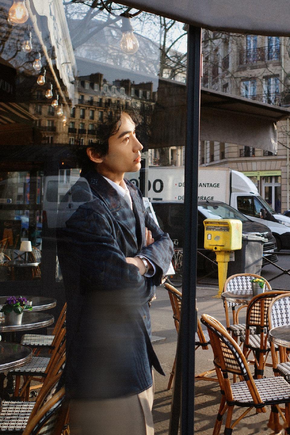 朱一龙塞纳河畔花絮  [爱慕] 朱一龙路易威登品牌代言人  [打call]今年小