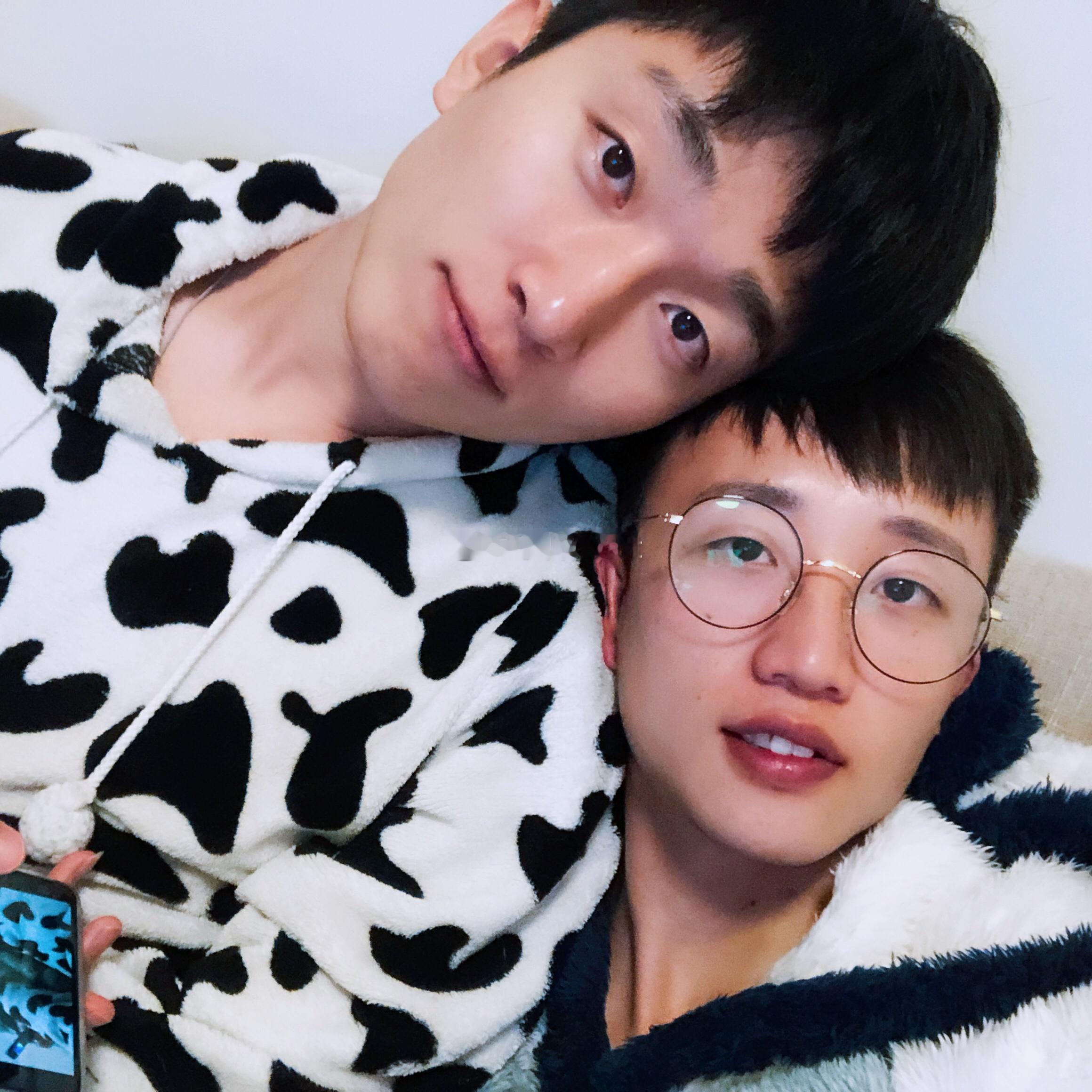 用这条微博正式介绍一下我们吧！①这个是我家逗比～雷雷的微博。他更博比较佛系，主要