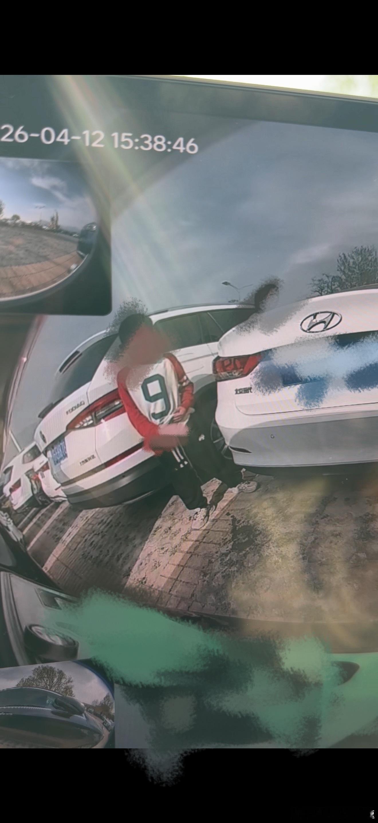 刚才去奥莱 车位紧张且很窄我就把哨兵模式开开了结果一上车就弹出来“不堪入目”的画