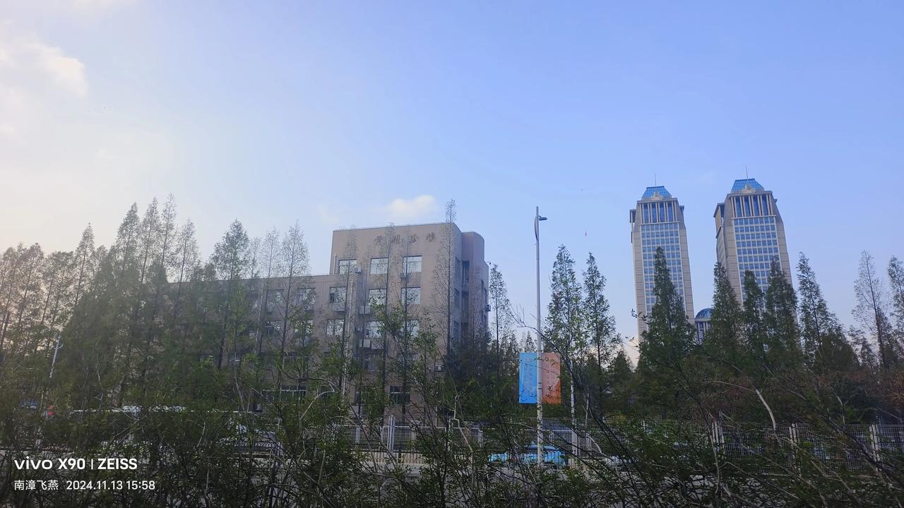看看你拍的城市风景杨浦区邯郸路纵横在五角场街道的一边，这里周边汇聚好多名校，早晚