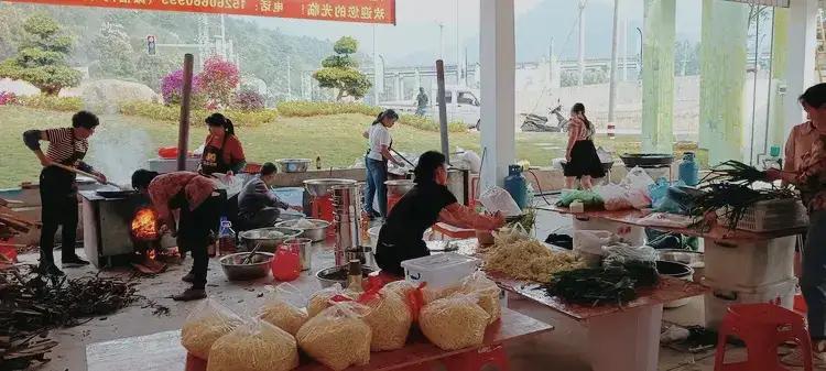 今年最难忘的美食是我们家乡的四大桶。
我们家乡有一种特色美食叫四大桶，就是糯米饭