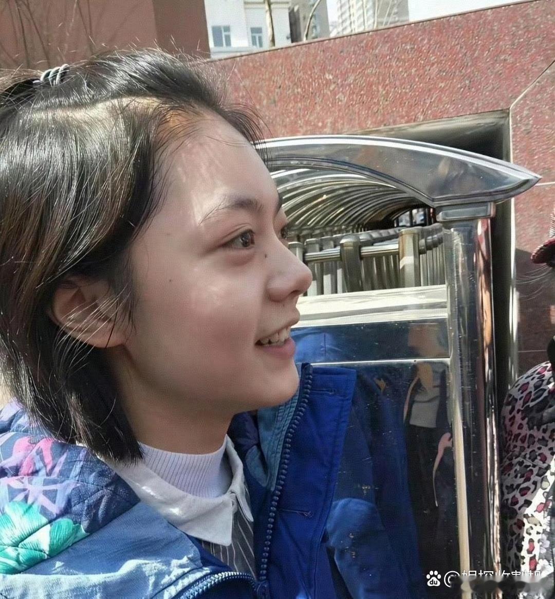 当年高考结束后的赵今麦全程素颜出镜，清甜长相标准初恋脸，天生优越的颜值属实得天独