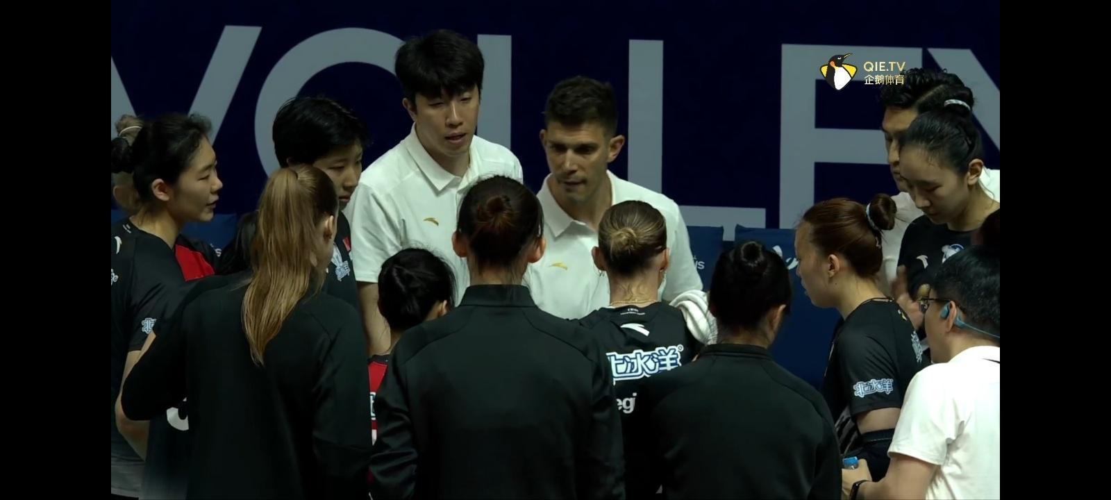 亚冠比赛，北京女排vs哈萨克斯坦泽塔苏，北京队25比22取胜第二局，1比1平，这