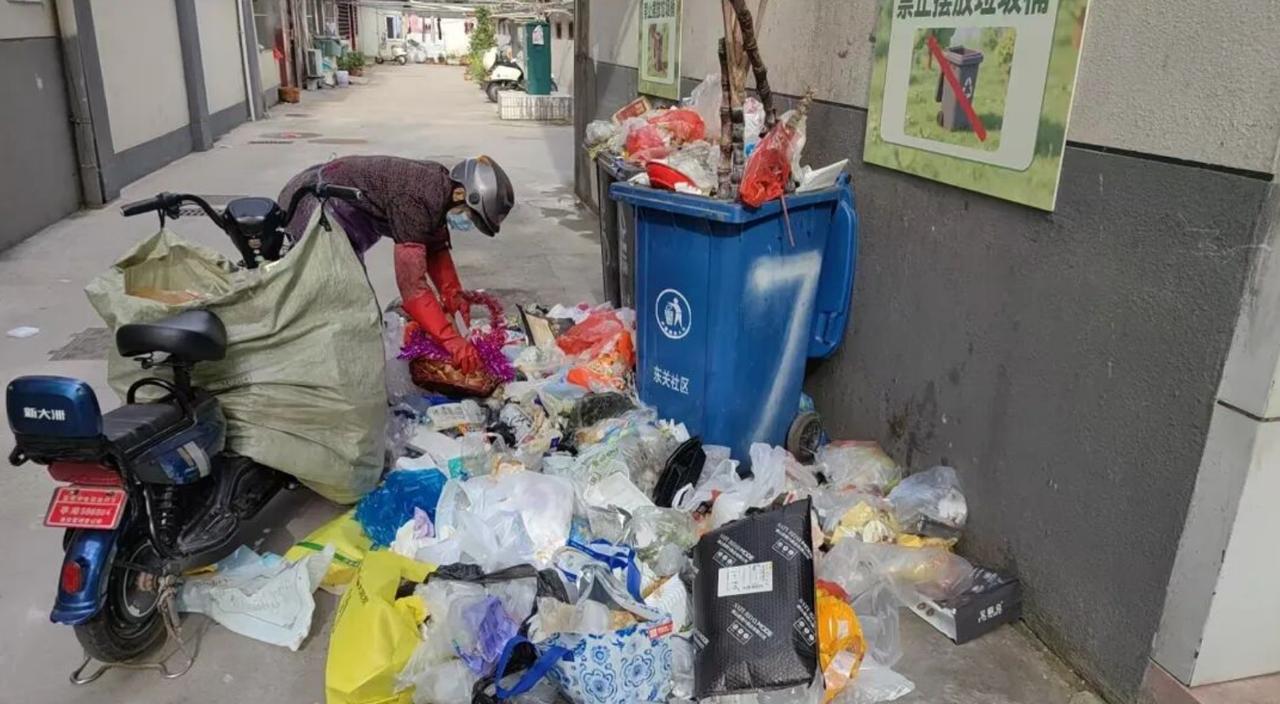迎宾新村二区居民反映，小区9号楼出口长期垃圾大量堆积、无人及时清运，生活垃圾露天