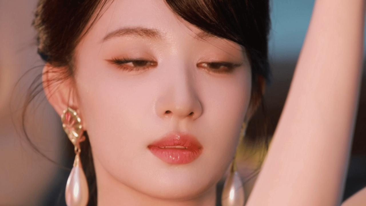 王楚然 镜子里的公主尖叫之夜这造型直接把东方古典美焊在身上，温柔清冷交织，眼神里