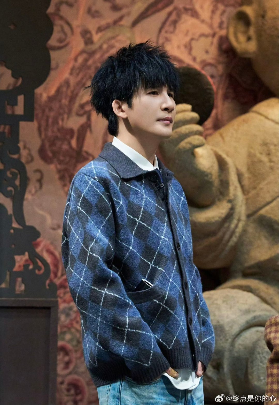 大张伟事业心太重是这样的别人探案找凶手，大张伟探案找“事业签”。一本正经求问前程