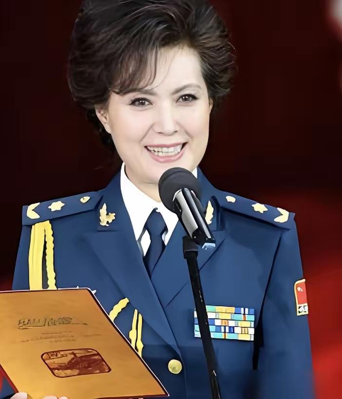 她是一级演员，看着更像大人物
