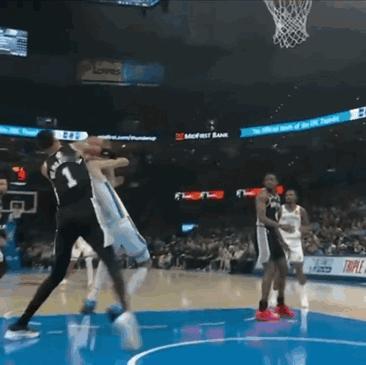 文班凶狠犯规切特，在他罚篮不进后大吼：太棒了!太棒了！