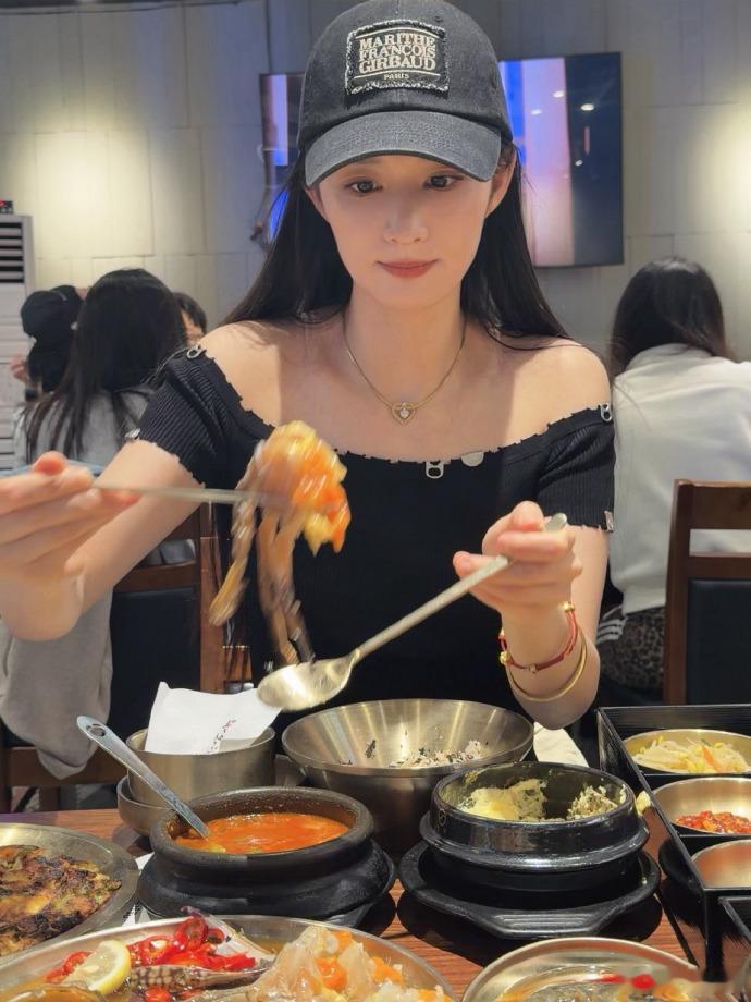 王楚然吃生腌王楚然晒生腌大餐 被王楚然种草生腌了，看她吃得好香好过瘾 