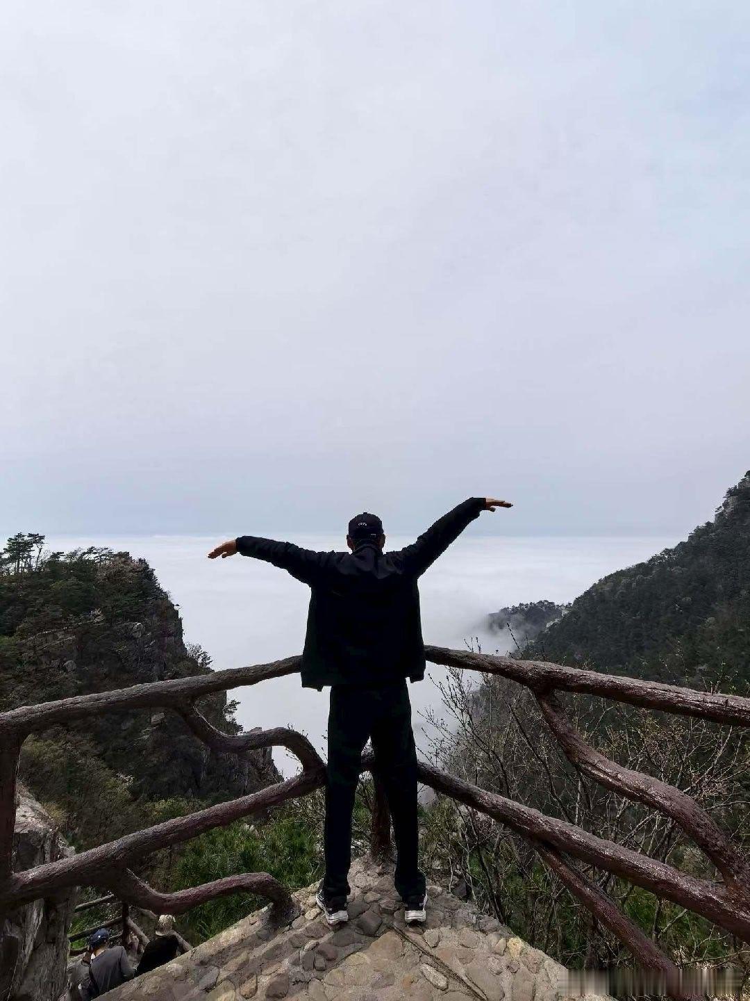 原创诗词  春游庐山锦绣谷俊峰花树共云生，半山曲径引松风。有谷何须金銮殿，一路溪