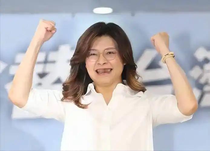 郑丽文在台北开腔，曾首次公开否认“一国两制”，不再兜圈子。这番话丢在岛内政坛，立