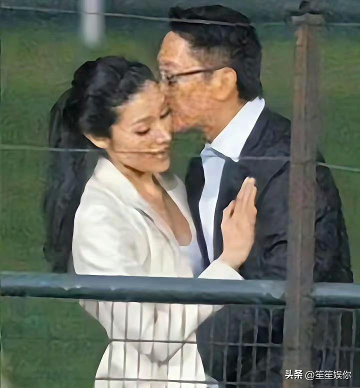 许晋亨对李嘉欣，是刻在骨子里的生理性喜欢；而李嘉欣对他，从头到尾都是例行公事。这