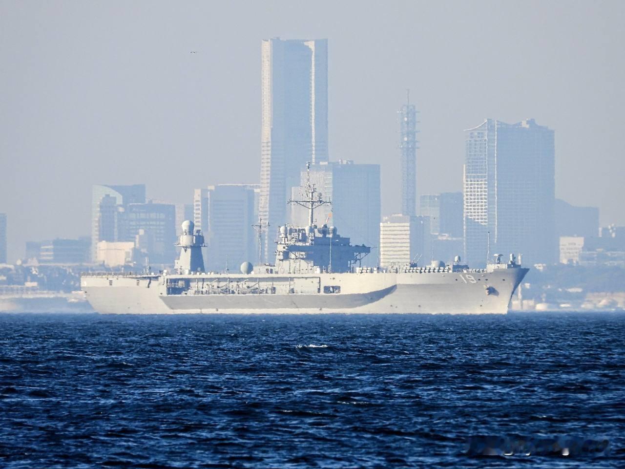 🇺🇸美国海军蓝岭号两栖指挥舰（LCC-19）于2025年11月17日离开其位