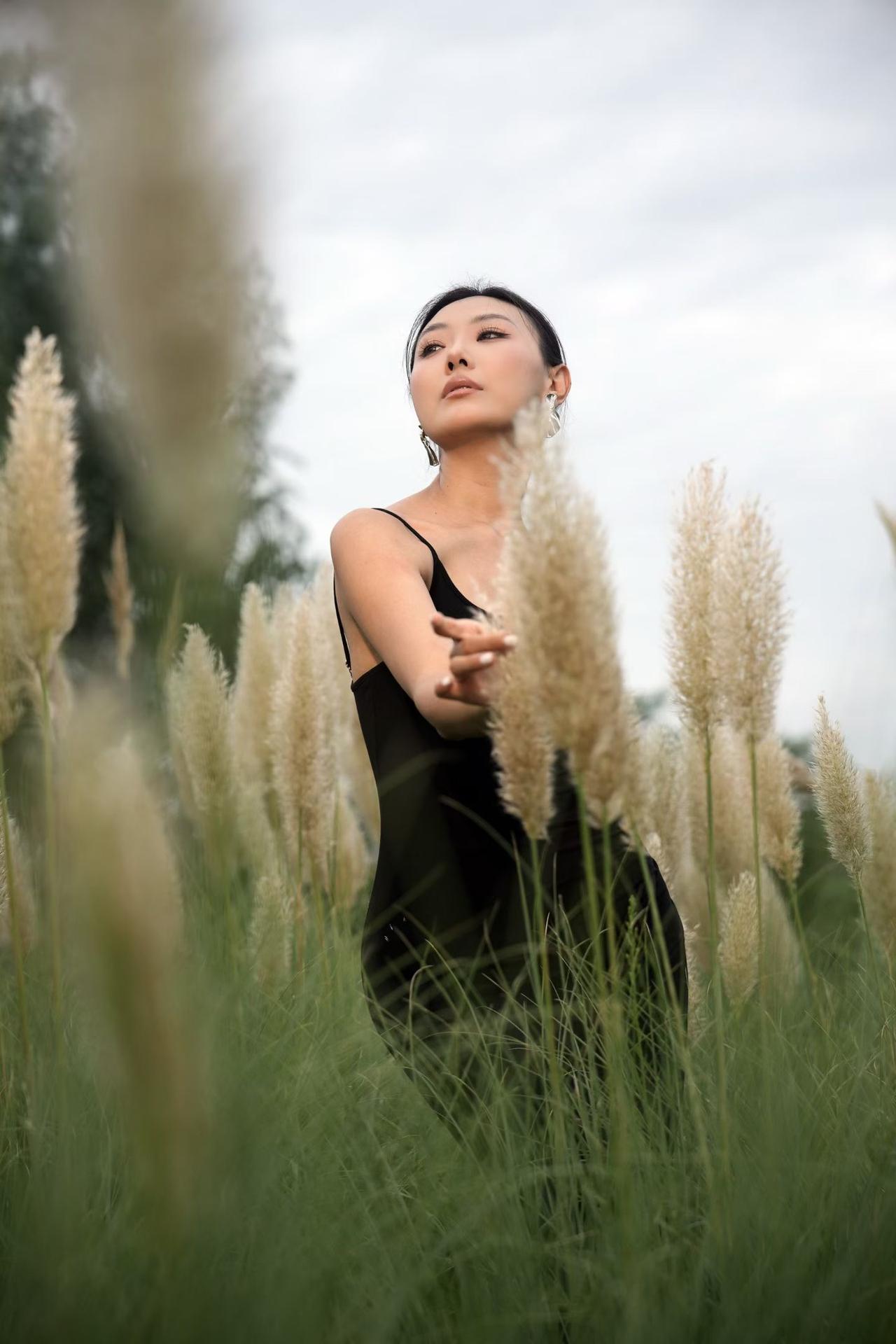 风儿吹动你的发梢，你的笑容如此迷人