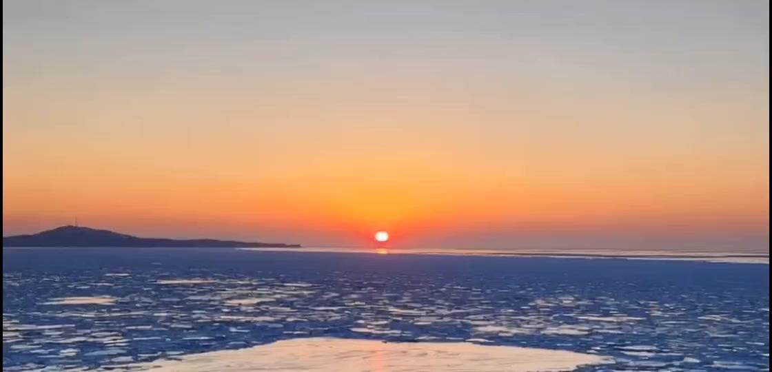 🌊瓦房店排石真的绝！大冰块又白又干净，随便一拍都是大片既视感～
站在海边礁石上