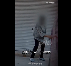 【老人恶意划车被拍车主报警：定损高达5000元】近日，浙江金华义乌，车主周先生查