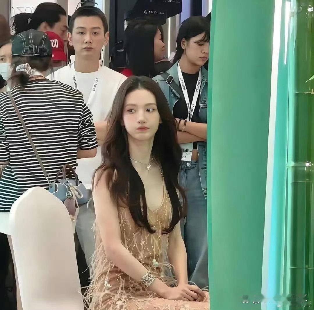 一眼竟没认出是金晨，反差感十足，褪去镜头滤镜，真人颜值更是惊艳出众。 