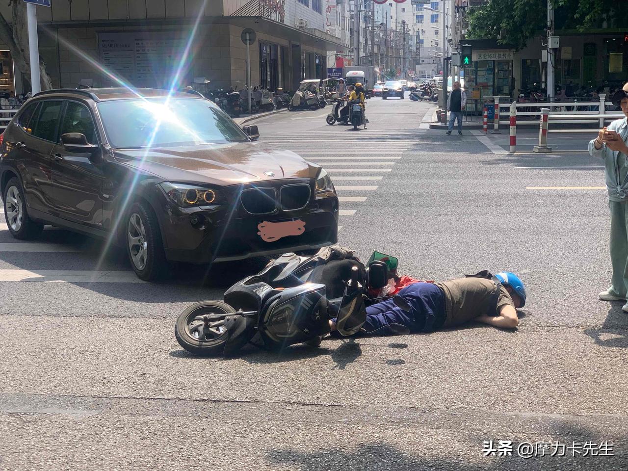 《突发事件》
镇江大市口有一宝马女司机拐弯，有一七十多岁骑电动车避让不级摔倒在地