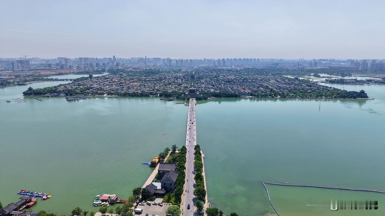 一直认为，有湖泊相伴、河流穿城的城市，天生就自带浪漫滤镜。杭州有西湖，南京有玄武