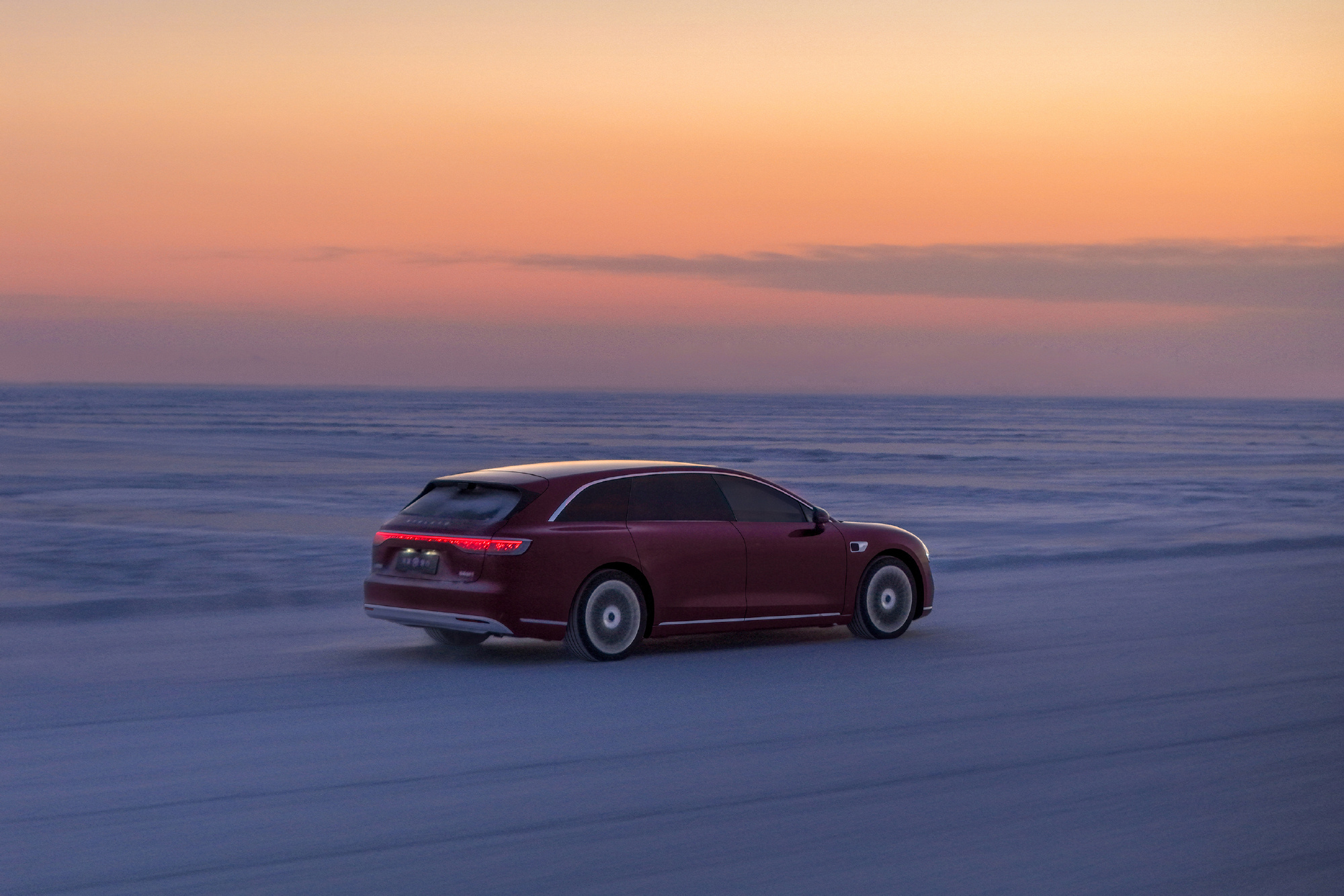 开车去玩雪真的很爽，我刚开问界M8玩了一趟回来，途灵平台在雪原上稳稳的，开起来安