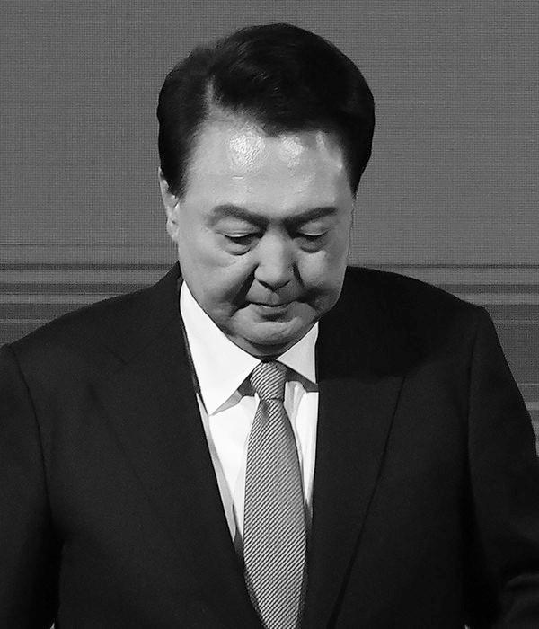 “患难见真情”只是表象，利益才是永恒准则。对于尹锡悦一审被判无期徒刑一事，韩国最