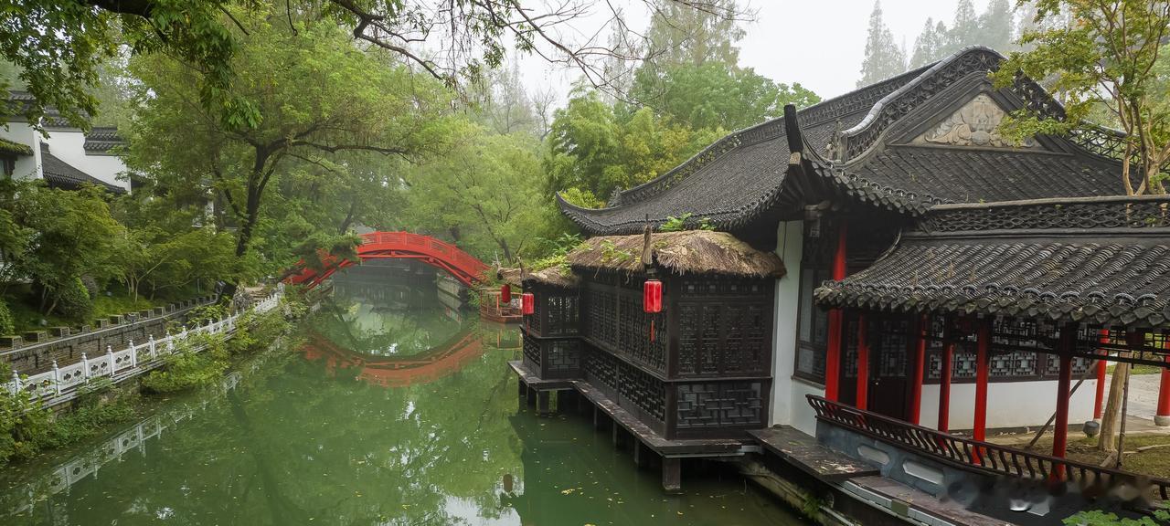 扬州冶春花园：藏在烟火里的江南雅韵
 
冶春花园坐落于扬州北护城河畔，兼具山水野