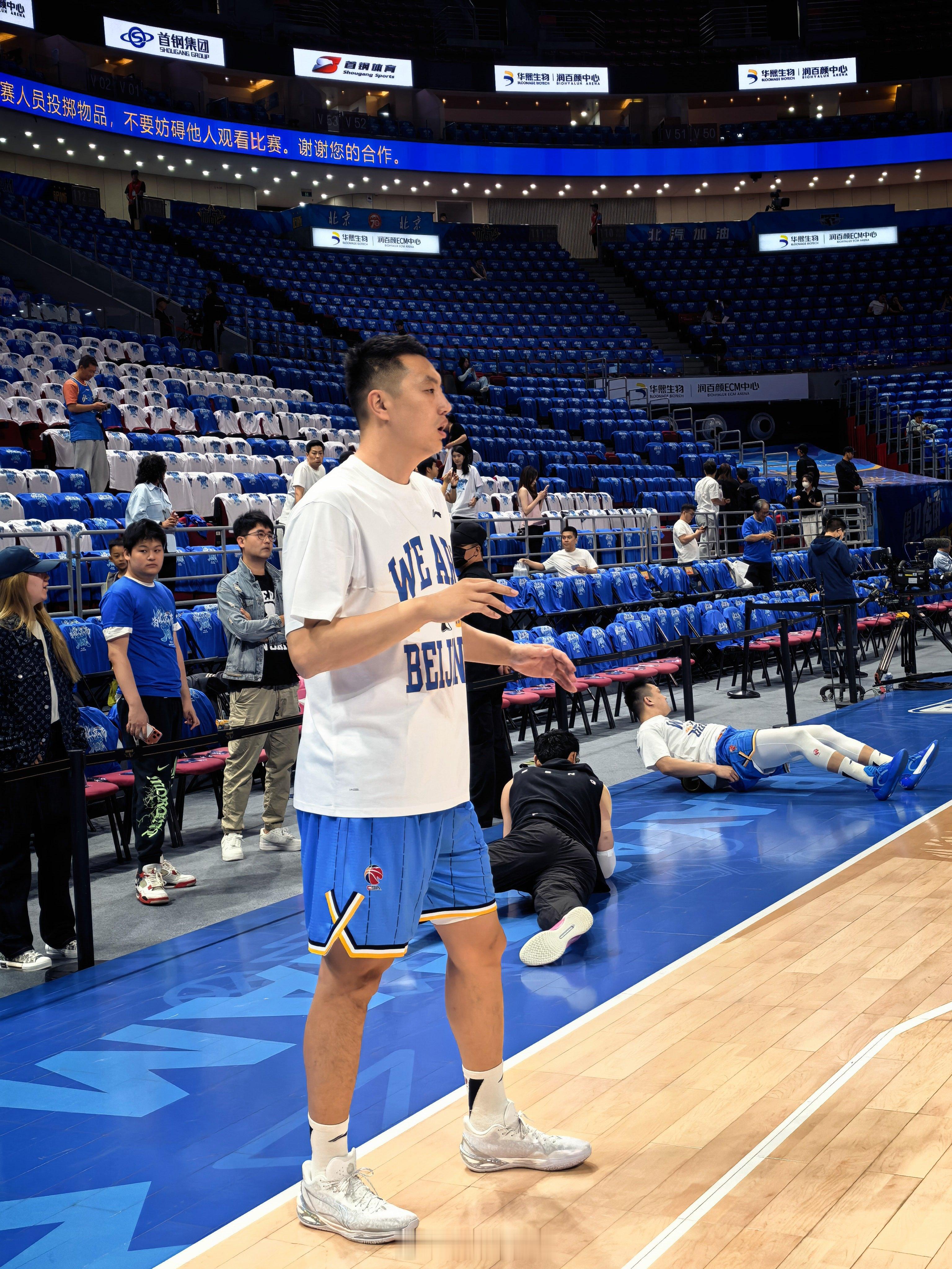 cba季后赛北京男篮vs广东男篮 这场赛前，北汽球员也有专属热身T 北京·五棵松