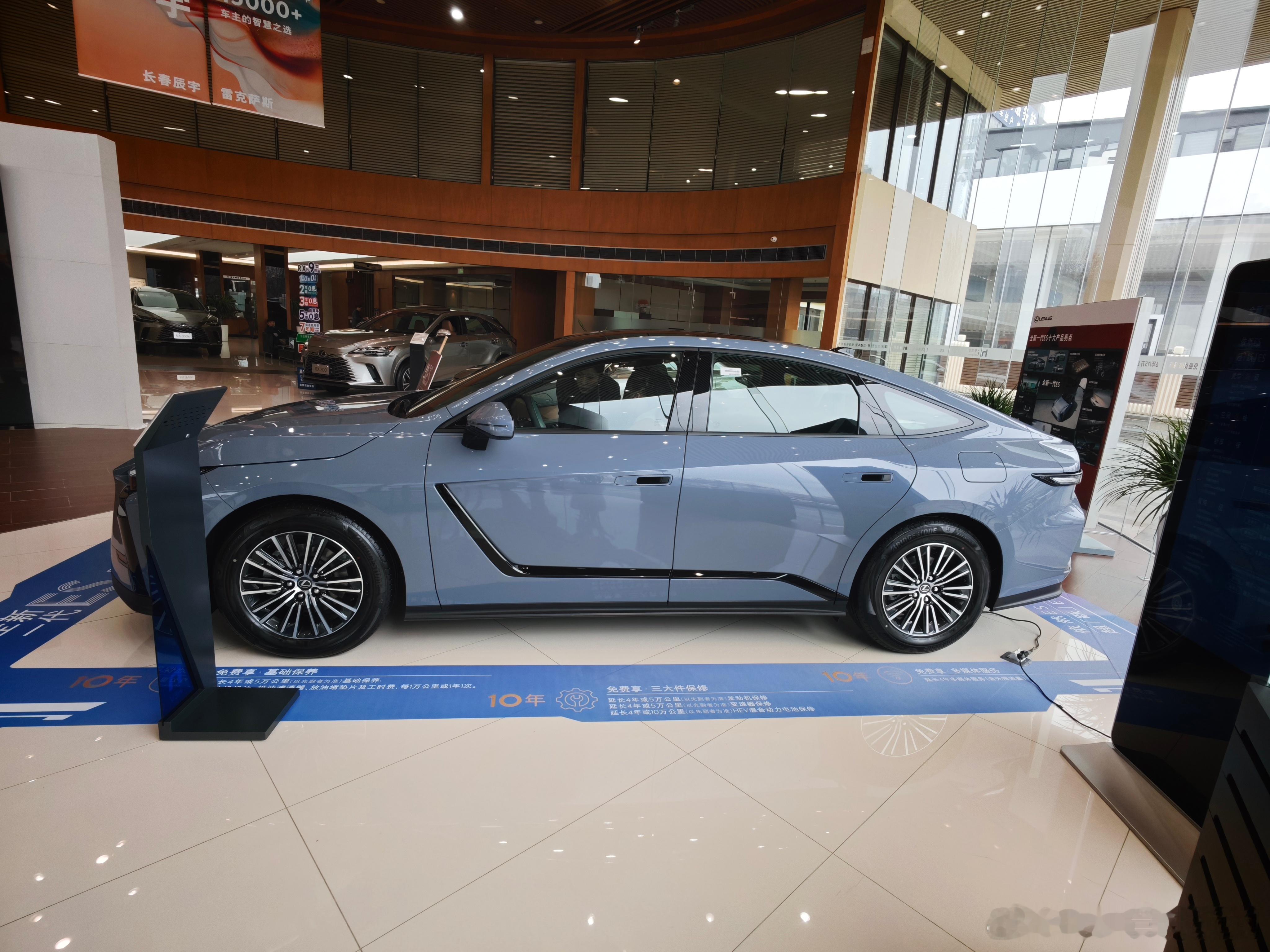 刚刚静态看了下全新雷克萨斯es 非暴论，是静态体验的结论【这车还能卖掉就是国产新