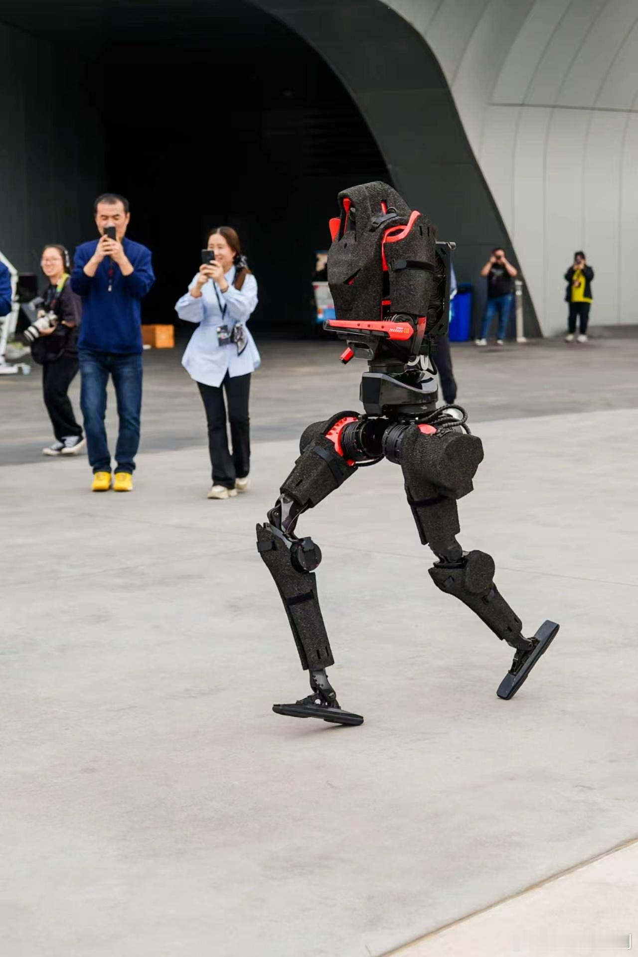 刚刚斩获半马冠军、实力与颜值双双出圈的荣耀超人气“大明星”闪电机器人空降成都！即