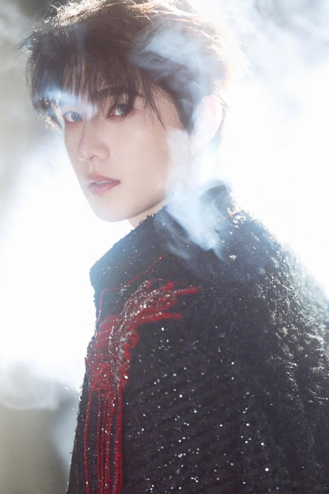 我真的觉得杨洋老师比以前更好看了，比以前多了一种神圣的美，这是真神降临了 