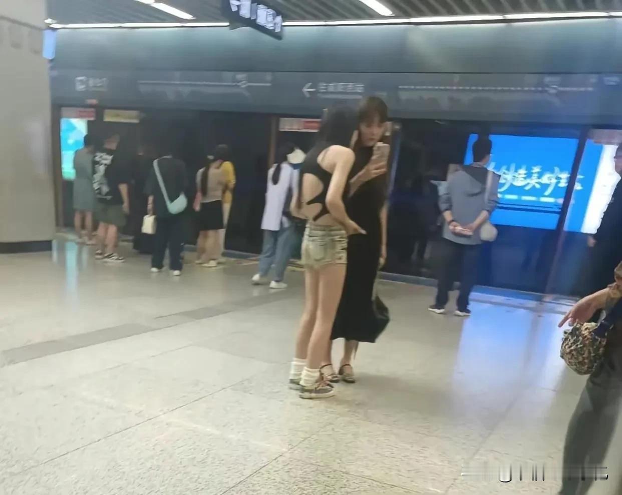 地铁人潮涌，相拥相扶情。