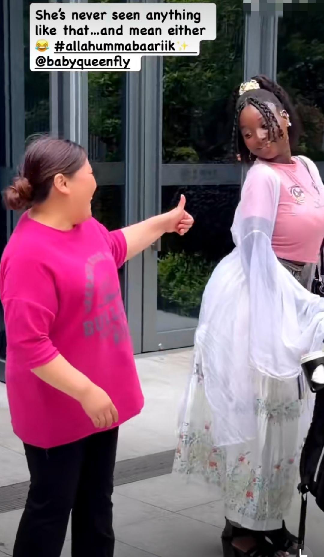 大妈上手摸黑人女子的臀部震惊外国游客:不是说中国人都保守内敛吗？不是，其实，保守