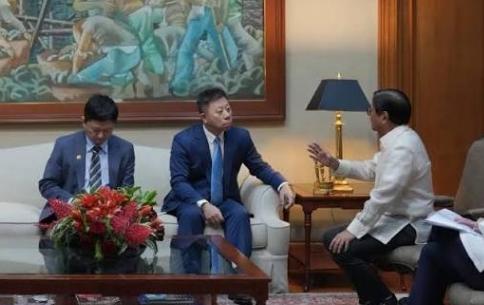 中菲仁爱礁冲突后，菲律宾紧急召见中国大使，小马科斯气得不行。

7月21日，菲律
