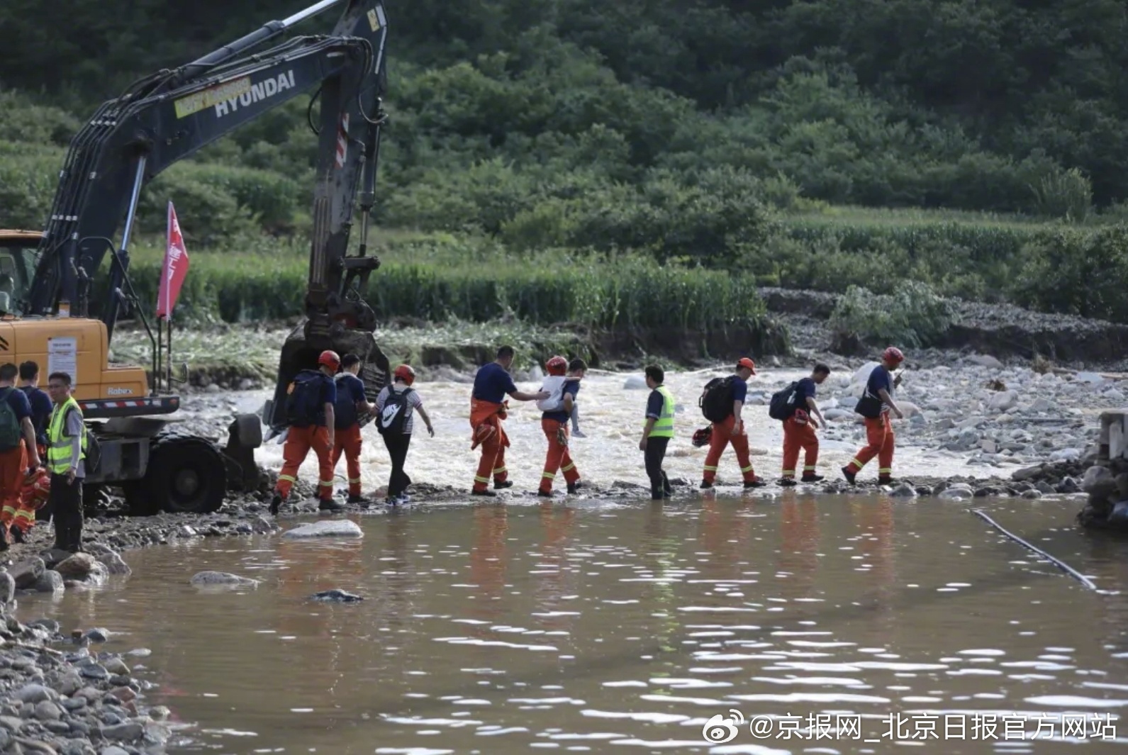 【北京市广电局筑牢应急防汛安全网：风雨同舟担使命 声传千里护平安】自7月23日8