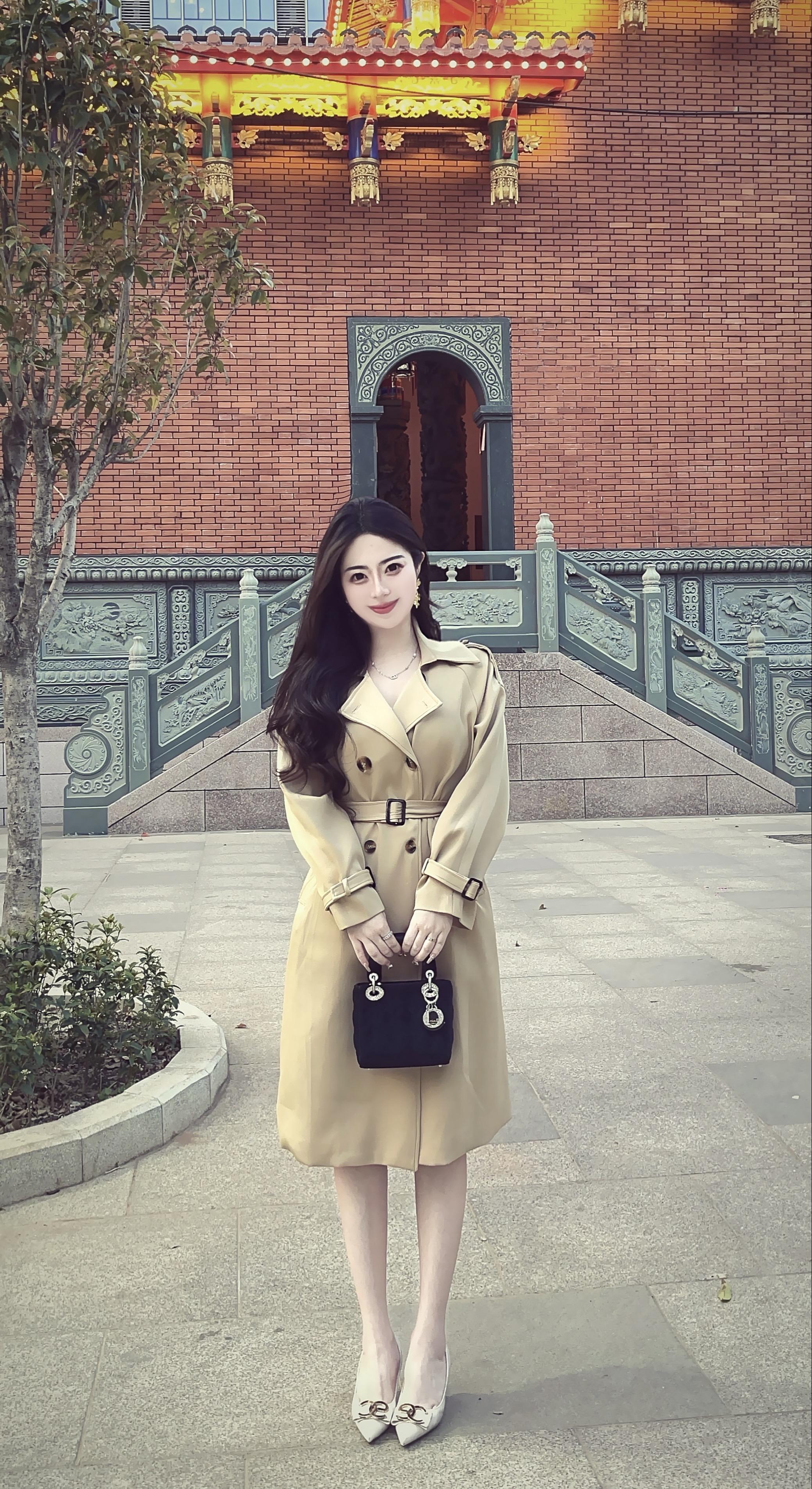 女人就该风情万种 吻不同的唇 喜欢不同的人 喝不同的酒 不爱任何人 浑...