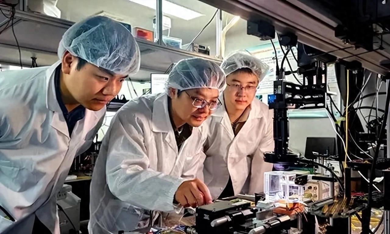 中国亮出新王牌，比稀土更稀罕的高新科技出手，美国的芯片制裁再也不好使了！

随着