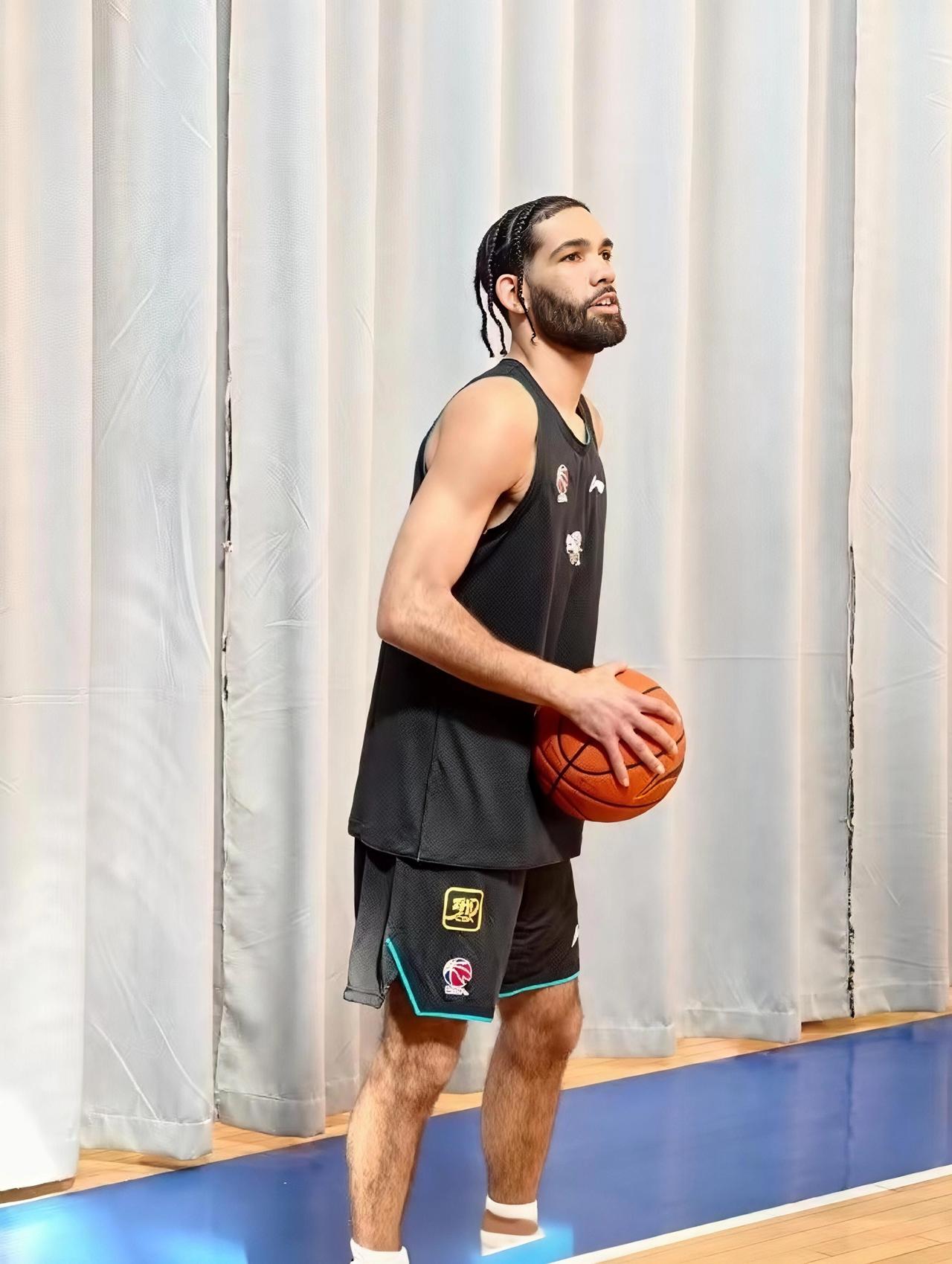 新疆新援丹尼尔今晚有可能出战，但他初来乍到，对球队战术和CBA环境还不熟悉，所以