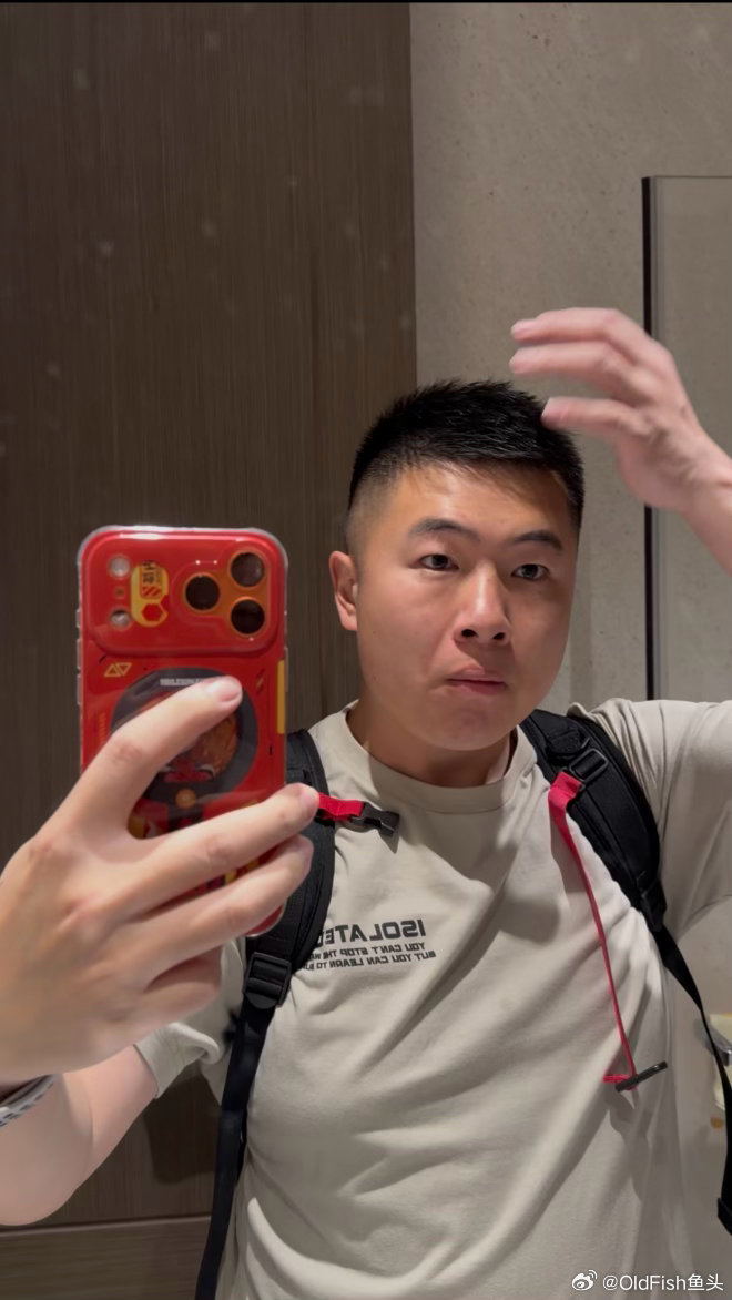 笑死，在飞机场能遇到同款背包都是明日香的守护者虽然我更喜欢小姨真希波EVA揔流・